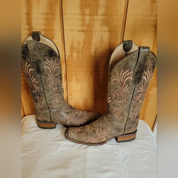 Corral Brown Heeled Boots with Classic Western Design - Picture 7 of 7